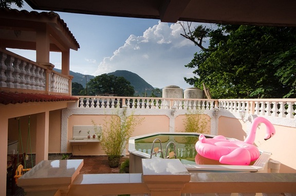 'Patio interior y piscina' Casas particulares are an alternative to hotels in Cuba.